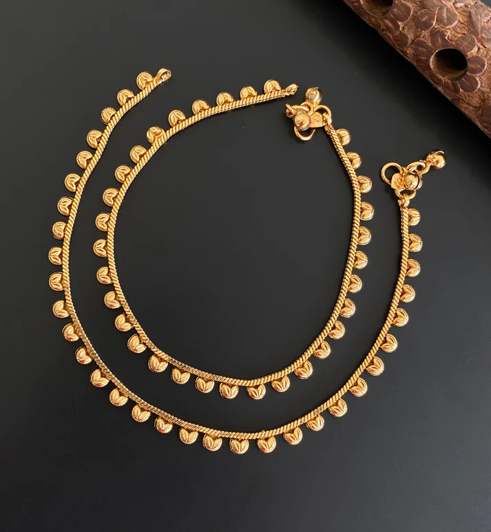 Antique Gold Tone Heart Design Anklets Set